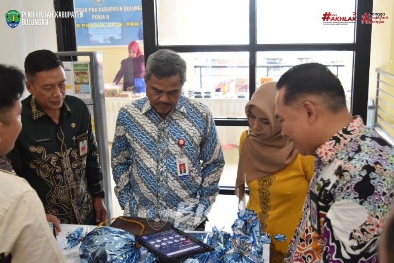 Sekda Bulungan, H. Risdianto, S.Pi, M.Si bersama Ketua TP PKK Bulungan Sri Nurhandayani Syarwani hadir di Gerakan Nasional Cerdas Keuangan. (foto: Bagian Prokopim Setda Bulungan)