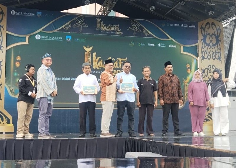 Wakil Wali Kota Tarakan, Ibnu Saud, IS serahkan sertifikat kepada juru sembelih. (foto: jendelakaltara.co)