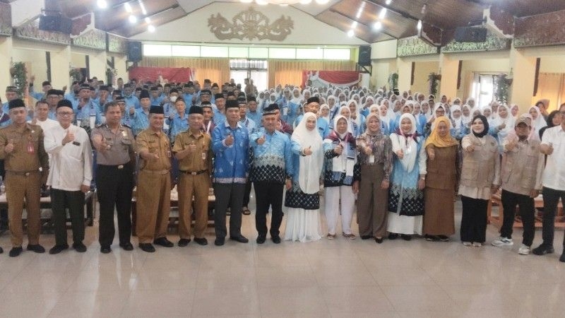 Jemaah haji Tarakan berfoto usai mengikuti pelepasan di gedung serbaguna Kantor Wali Kota Tarakan. (foto: jendelakaltara.co)