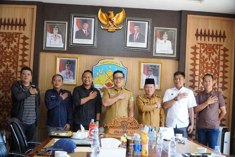 PB Porwada II Kaltara bersama Bupati KTT, Ibrahim Ali dan Wakil Bupati. (foto: SIWO PWI Kaltara)