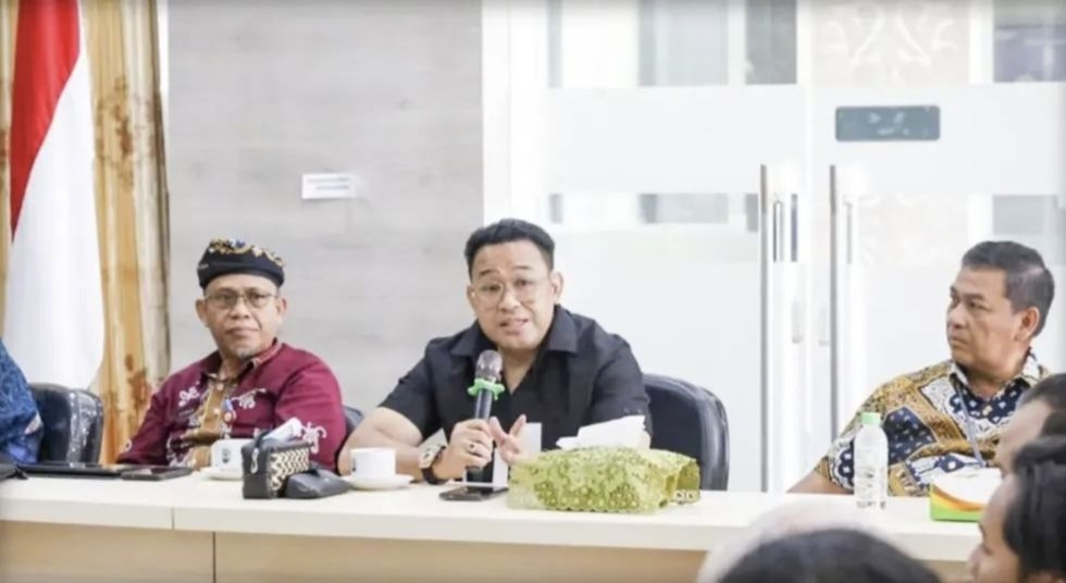Wakil Ketua Komisi IV DPRD Kaltara, Syamsuddin Arfah (tengah) pimpin RDP membahas program MBG. (foto: Humas Setwan DPRD Kaltara)