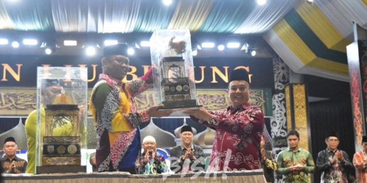 Perwakilan Kafilah Bulungan menerima piala bergilir dari Plt Asisten Bidang Pemerintahan dan Kesra Setprov Kaltara, Sanusi. (foto: Bagian Prokopim Setda Bulungan)