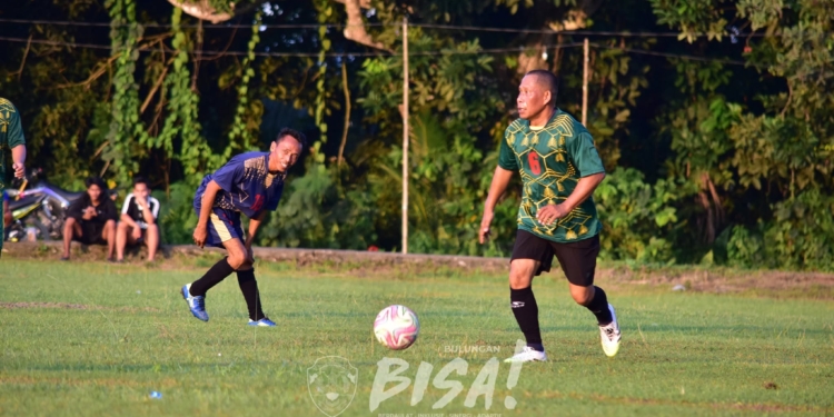 Buka Gunung Putih Super League, Bupati Bulungan Syarwani Ikut Merumput di Laga Perdana