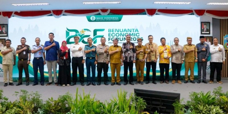 Tamu undangan berfoto bersama usak pembukaan. (foto: DKISP Kaltara)
