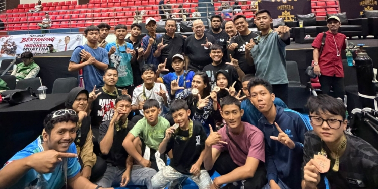 Atlet muaythai Kaltara berfoto usai kejuaraan. (foto: IST)