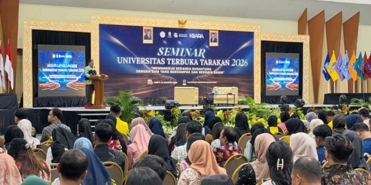 Calon wisudawan UT Tarakan mendapatkan pengarahan oleh Direktur UT Tarakan. (foto: IST)