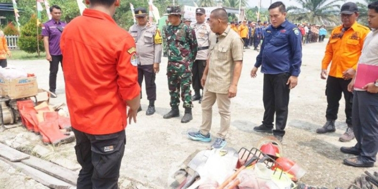 Bupati Bulungan, Syarwani, S.Pd, M.Si melihat kesiapan peralatan untuk memadamkan api. (foto Bagian Prokopim Setda Bulungan)