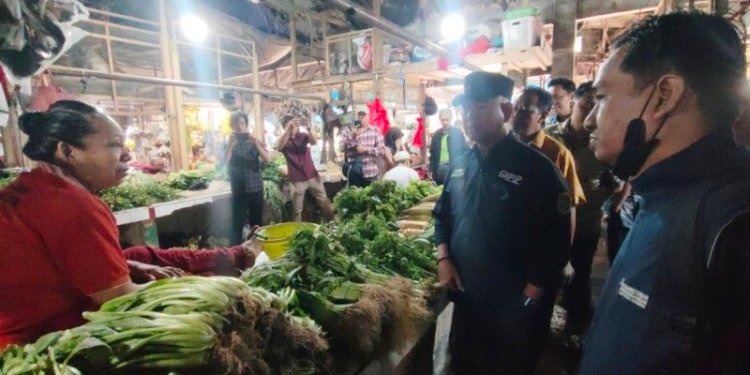 Wali Kota Tarakan, dr. H. Khairul, M.Kes bersama TPID Tarakan sidak harga kebutuhan pokok di Pasar Gusher, Jumat (28/8/2026). (foto: jendelakaltara.co)