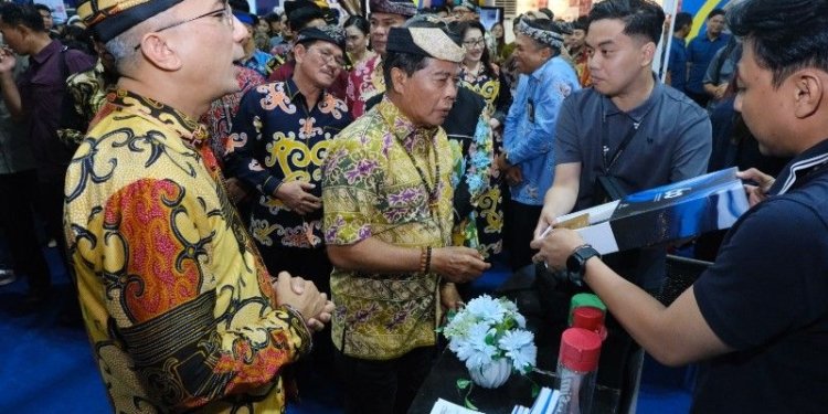 Gubernur Kaltara, Dr. H. Zainal A. Paliwang, S.H, M.Hum didampingi Kepala Perwakilan Bank Indonesia Provinsi Kaltara, Agus Taufik melihat produk UMKM yang dipamerkan dalam KKB 2026. (foto: Humas KPwBI Kaltara)