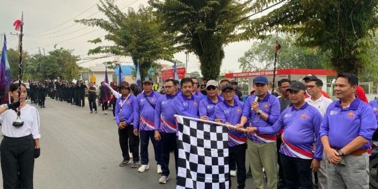 Wali Kota Tarakan, dr. H. Khairul, M.Kes bersama tamu undangan melepas peserta Jalan Sehat Beregu Kolaborasi di Taman Berlabuh. (foto: Bagian Prokopim Setda Tarakan)
