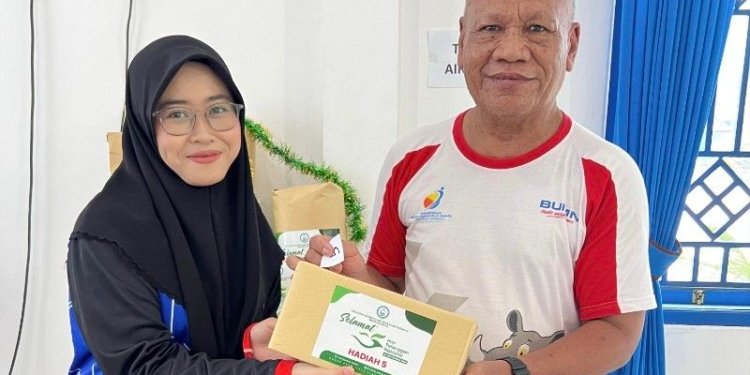 Perumda Tirta Alam Tarakan memberikan hadiah kepada salah satu pelanggan di Hari Pelanggan Nasional, Jumat (5/9/2026). (foto: Humas Perumda Tirta Alam Tarakan)
