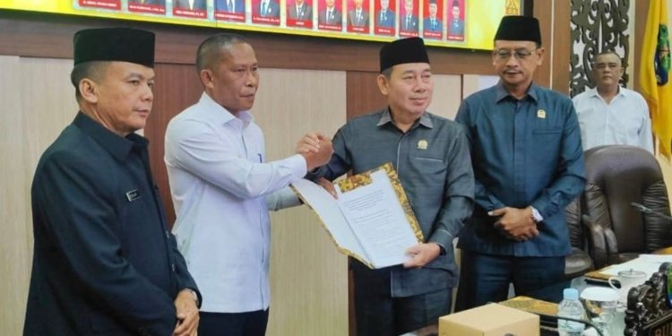 Bupati Bulungan, Syarwani, S.Pd, M.Si (dua dari kiri) bersama unsur pimpinan DPRD Bulungan. (foto: Bagian Prokopim Setda Bulungan)