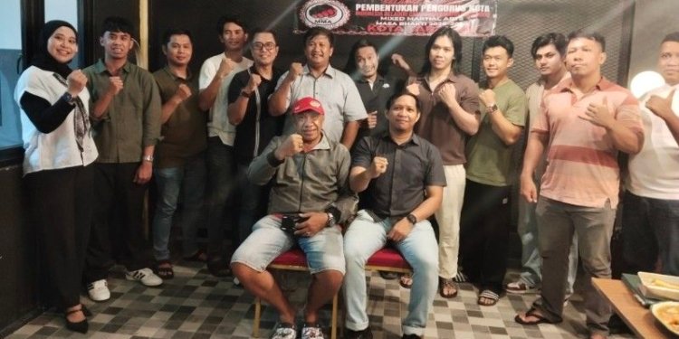 Ketua IBCA Tarakan terpilih, Rahmat Suparman bersama pengurus, atlet dan pelatih MMA. (foto: jendelakaltara.co)
