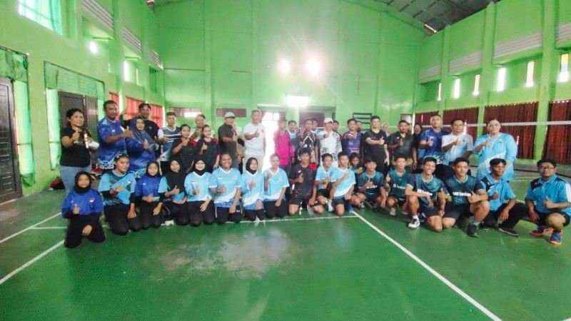 Kepala Disdik Tarakan bersama peserta usai pembukaan. (foto: jendelakaltara.co)