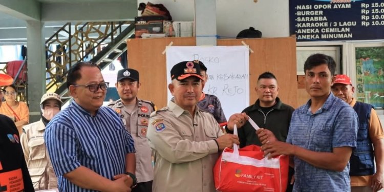 Wali Kota Tarakan, dr. H. Khairul, M.Kes (dua dari kanan) serahkan bantuan kepada korban kebakaran. (foto: Bagian Prokopim Setda Tarakan)