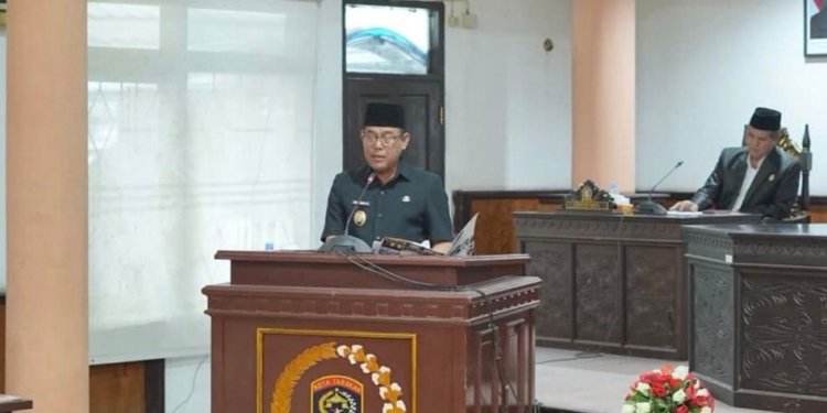 Wakil Wali Kota Tarakan, Ibnu Saud Is menyampaikan nota pengantar RAPBDP 2026 pada rapat paripurna di Gedung DPRD Tarakan,  Minggu (27/9/2026). (foto: Bagian Prokopim Setda Tarakan)