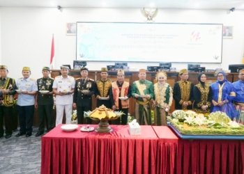 Gubernur Kaltara, Dr. H. Zainal A. Paliwang bersama Forkopimda Kaltara berfoto di acara Sidang Paripurna DPRD Kaltara sekaligus syukuran. (foto: DKISP Kaltara)