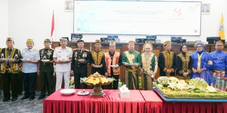 Gubernur Kaltara, Dr. H. Zainal A. Paliwang bersama Forkopimda Kaltara berfoto di acara Sidang Paripurna DPRD Kaltara sekaligus syukuran. (foto: DKISP Kaltara)