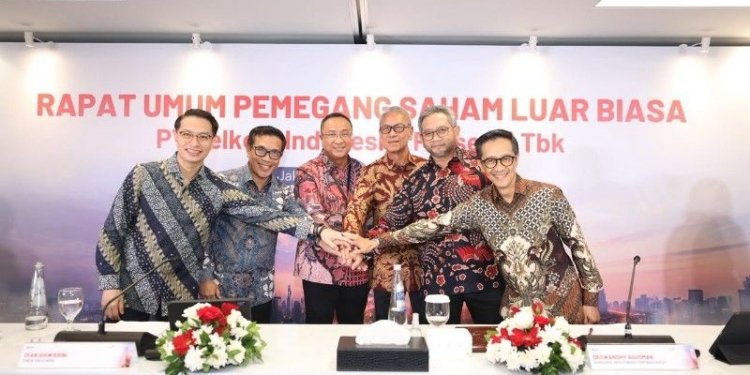(kiri ke kanan) Direktur Keuangan & Manajemen Risiko Telkom Arthur Angelo Syailendra, Direktur Network Telkom Budi Satria Dharma Purba, Direktur Utama Telkom Nanang Hendarno, Direktur Legal & Compliance Telkom Andy Kelana, Direktur Strategic Business Development & Portfolio Telkom Seno Soemadji, dan Direktur Human Capital Management Telkom Willy Saelan usai rangkaian agenda Rapat Umum Pemegang Saham Luar Biasa (RUPSLB) Telkom, Rabu (30/9/2026). (foto: Telkom)